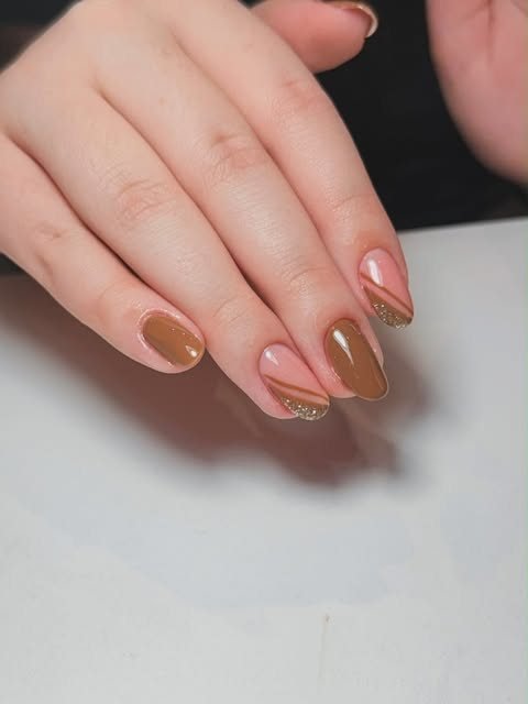Unhas com esmaltação marrom